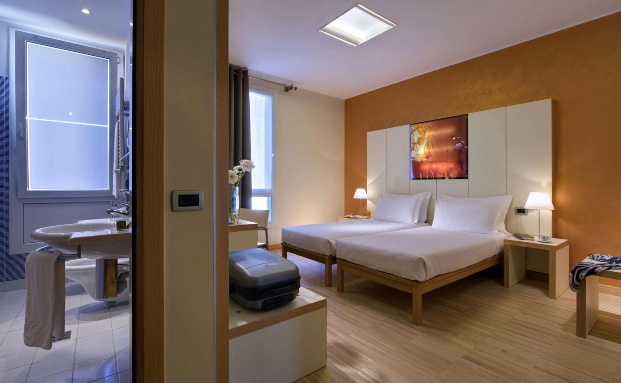 Classic Queen Room with Single Bed,1382342912:JPEG